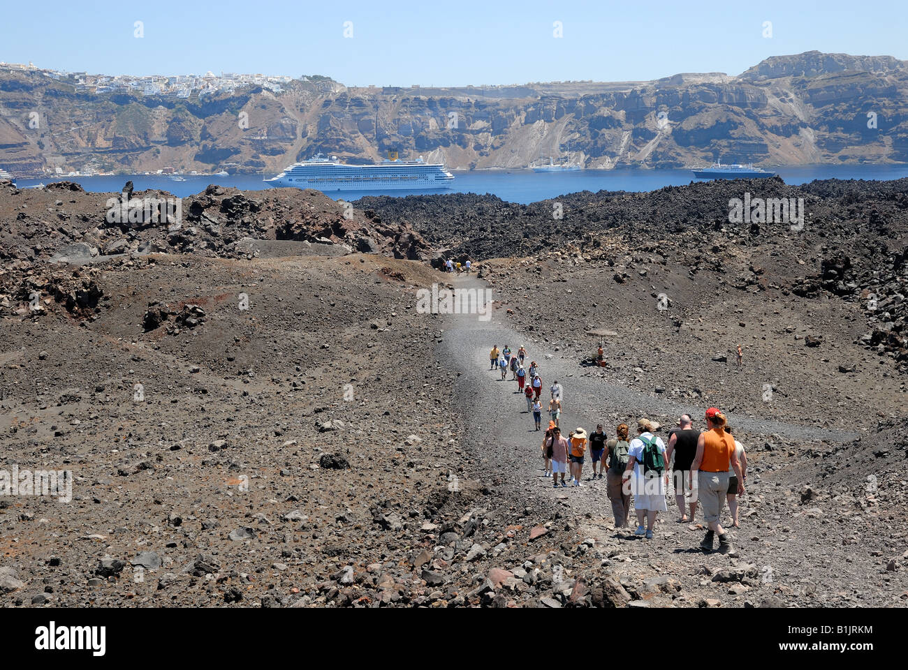 Les touristes en randonnée sur l'île volcanique de Nea Kameni près de  Santorin en Grèce Photo Stock - Alamy