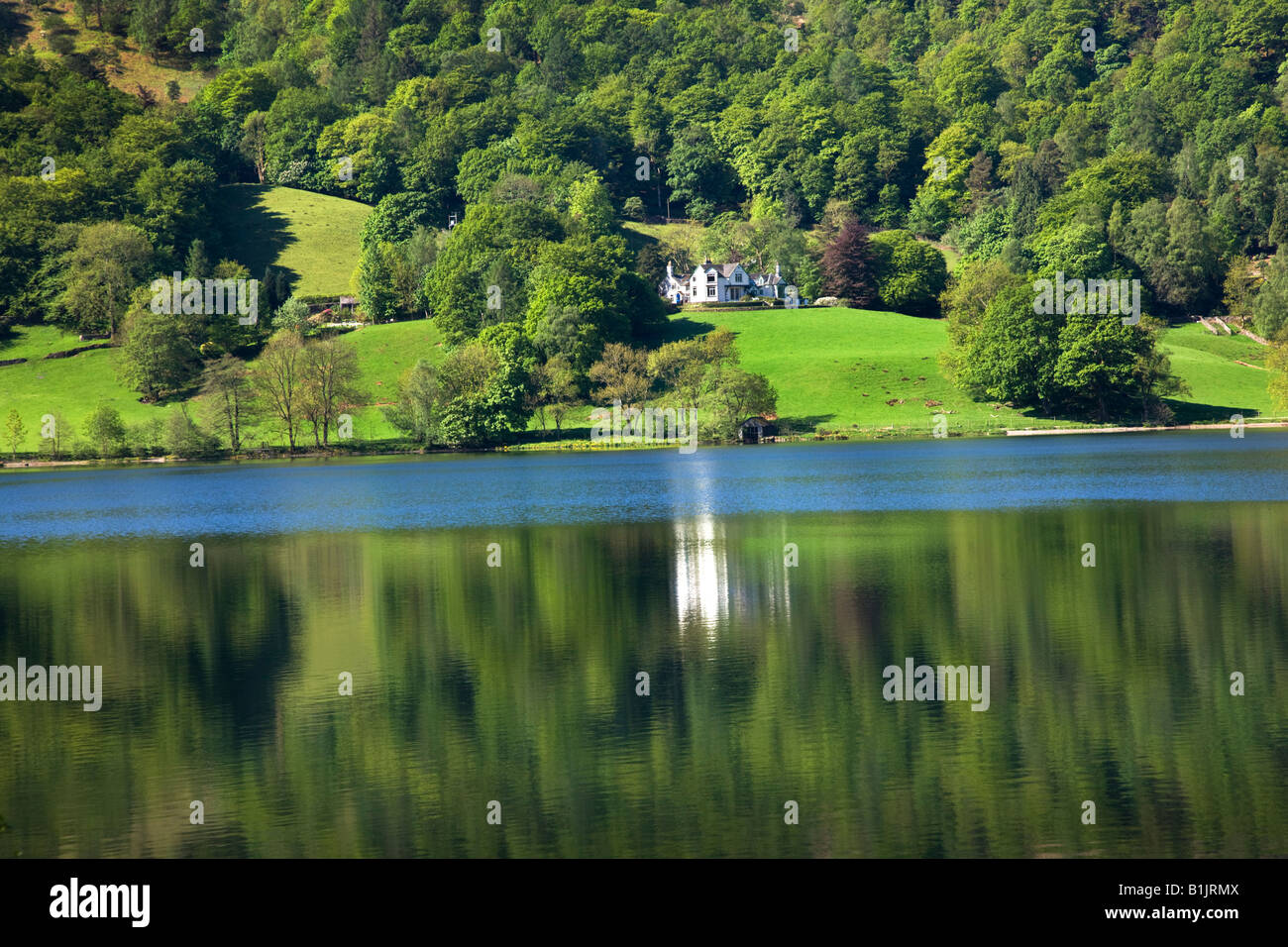 En mai Printemps Lac Grasmere Lakeland traditionnel cottages autour du lac, le "Lake District" Cumbria England UK Banque D'Images