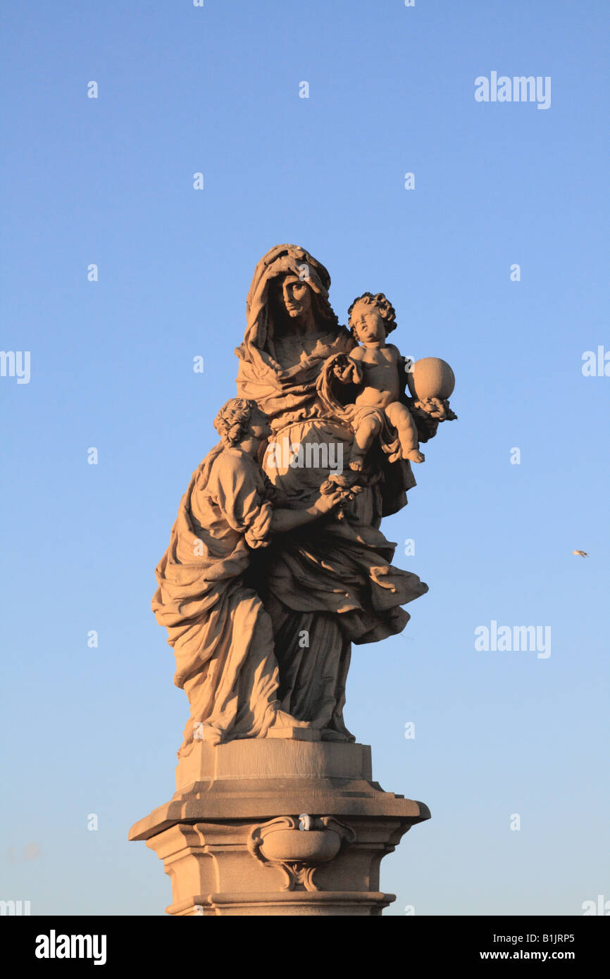 Saint Anne par Matej Jackel avec l'Enfant Jésus et de la Vierge Marie sur le pont Charles à Prague, République Tchèque Banque D'Images