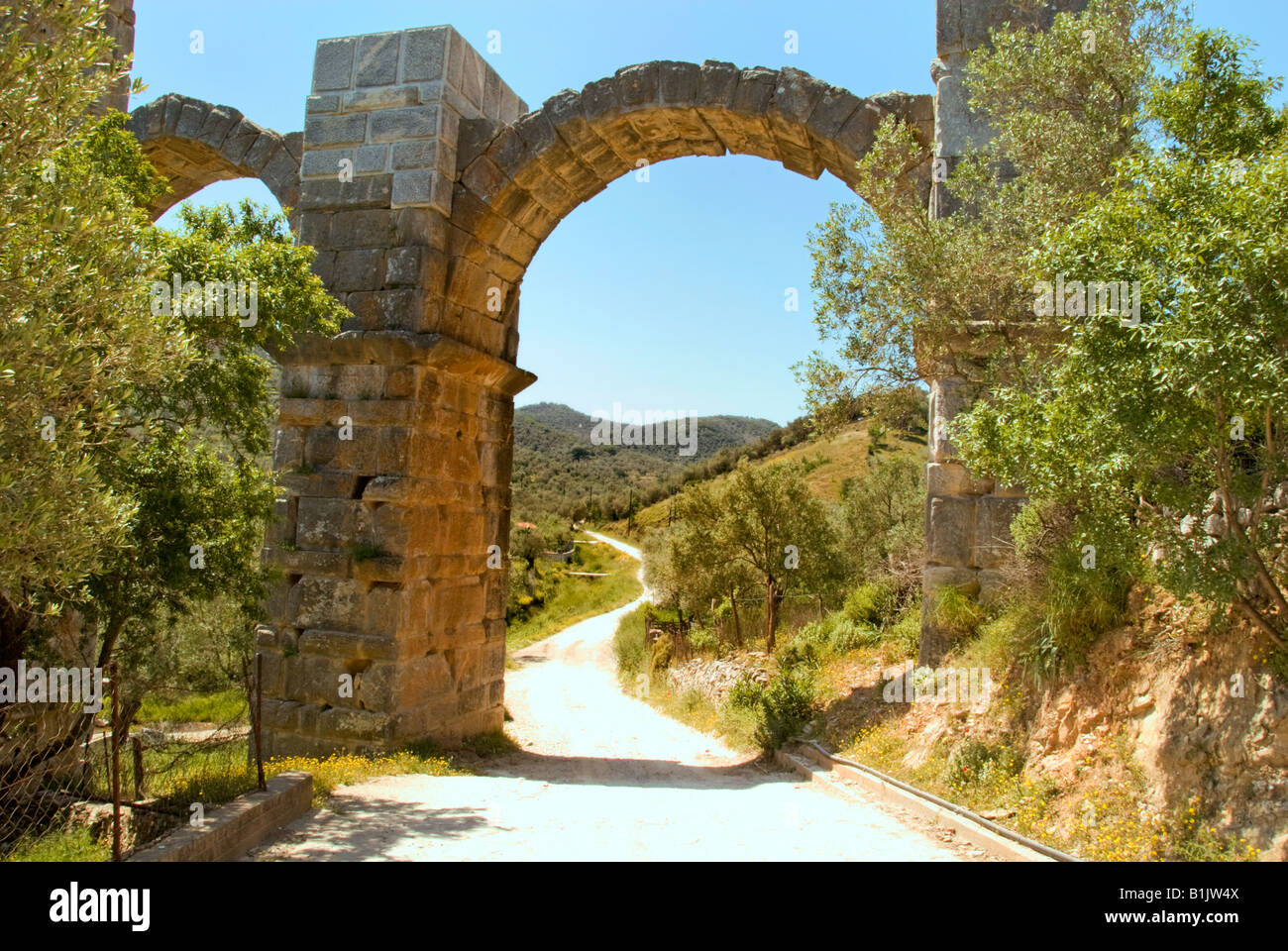 Ancien aqueduc romain dans une vallée pittoresque en Grèce Banque D'Images