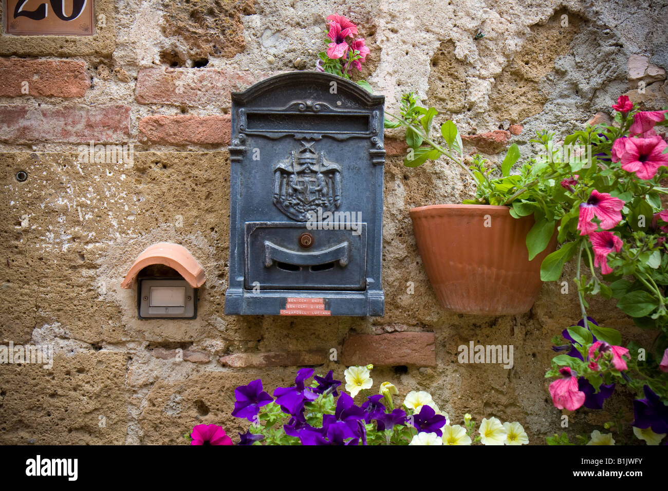 Chambre avec des fleurs avant en Toscane Banque D'Images