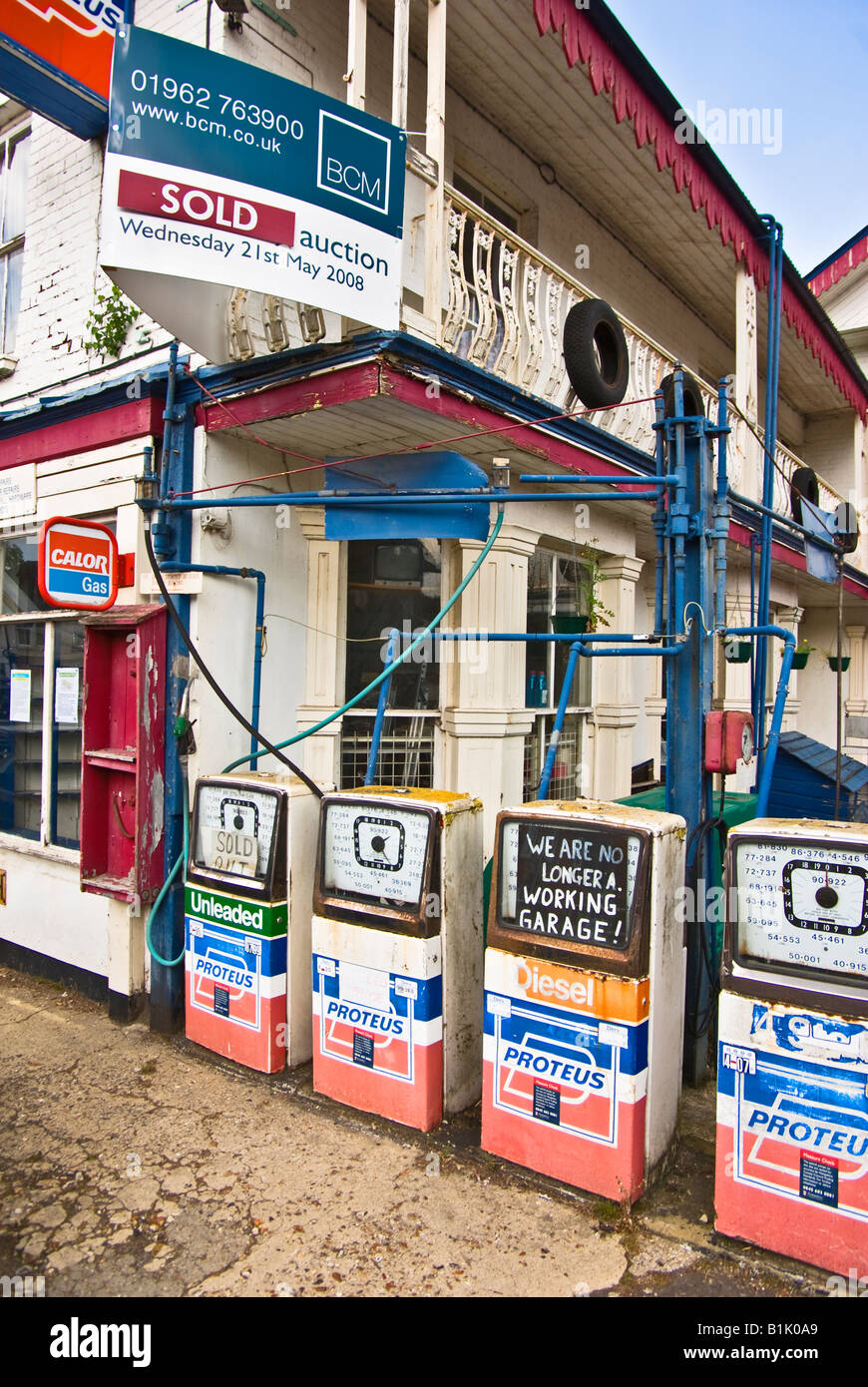 Ancien garage et station service vendus aux enchères Banque D'Images