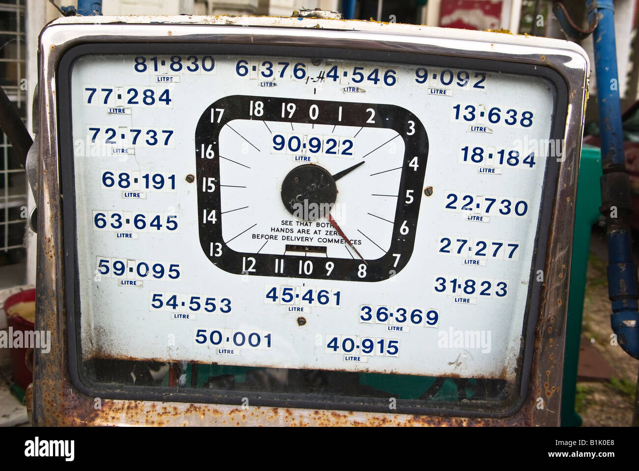 Vieille pompe à essence britannique montrant la conversion des mesures du système impérial au système métrique à Stockbridge UK Banque D'Images