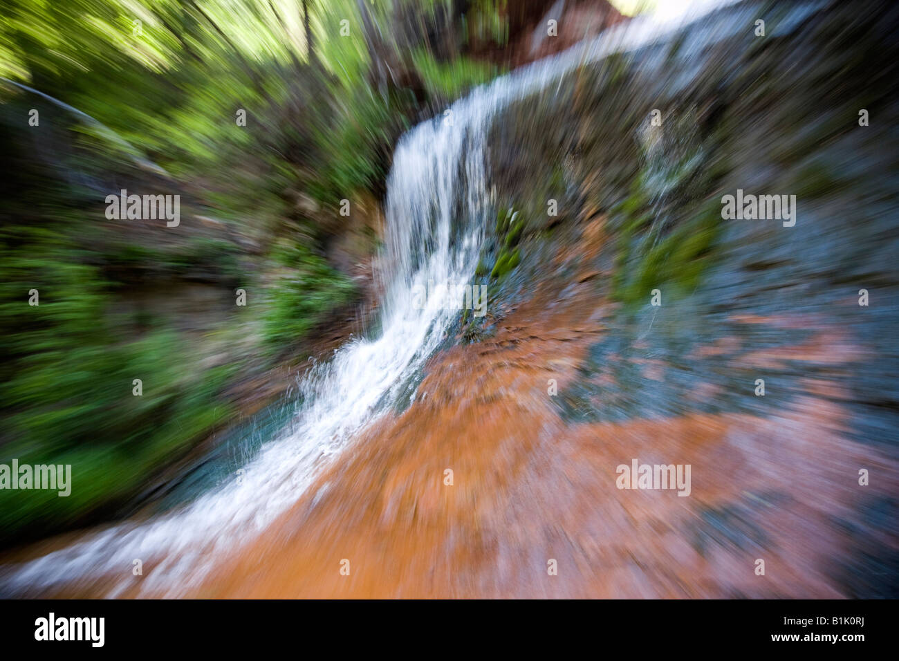 Voir un résumé d'une chute le long de la Virgin River dans la région de Zion National Park, Utah. Banque D'Images