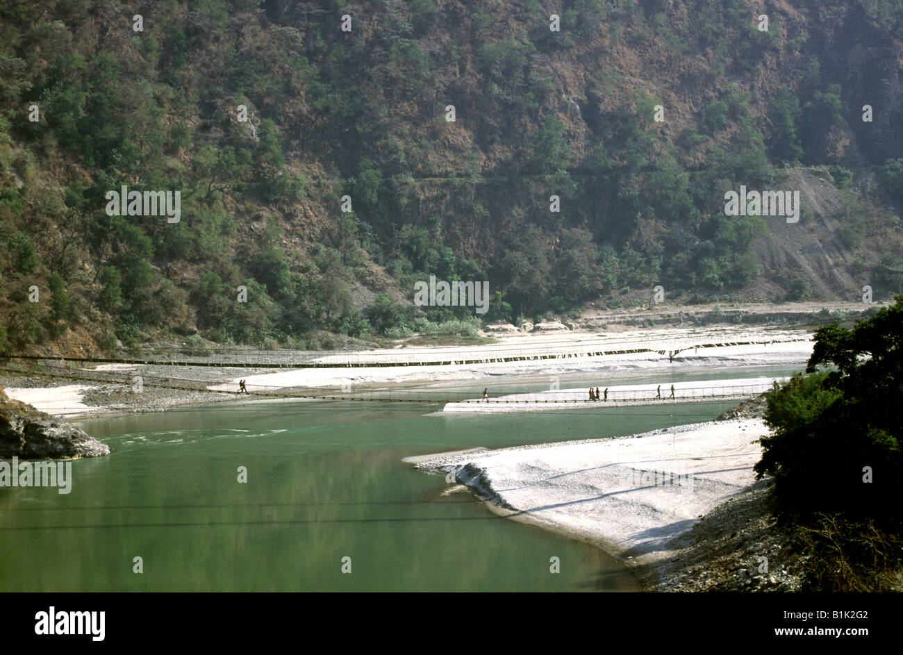 Le Népal de la Trisuli River Central traversé par les anciens et les nouveaux ponts de cordes Banque D'Images