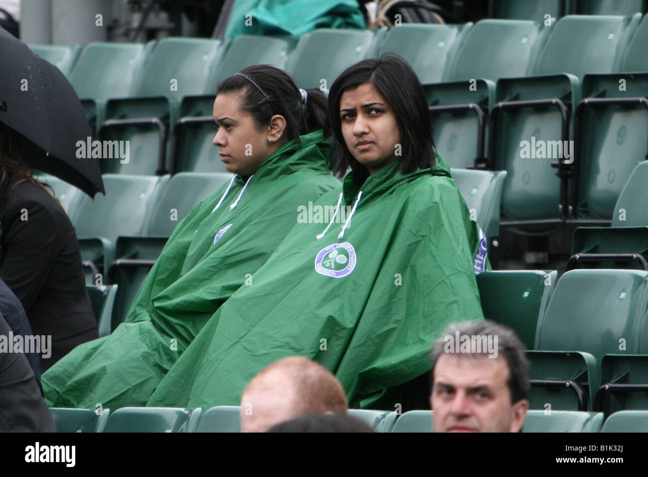 La pluie cesse de jouer sur le Court Central au tennis de Wimbledon, London, SW19 Banque D'Images