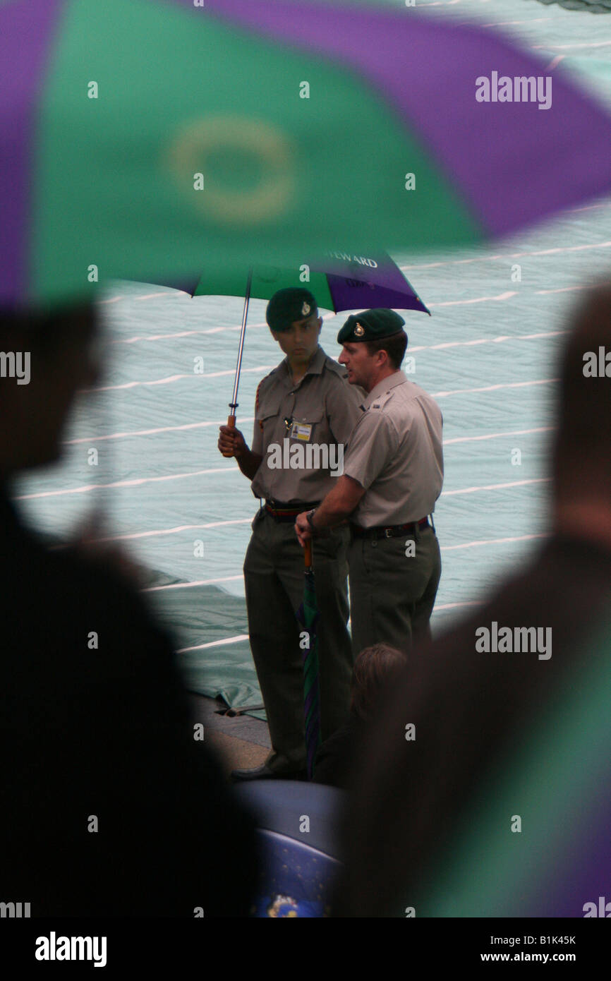 La pluie cesse de jouer sur le Court Central au tennis de Wimbledon, London, SW19 Banque D'Images