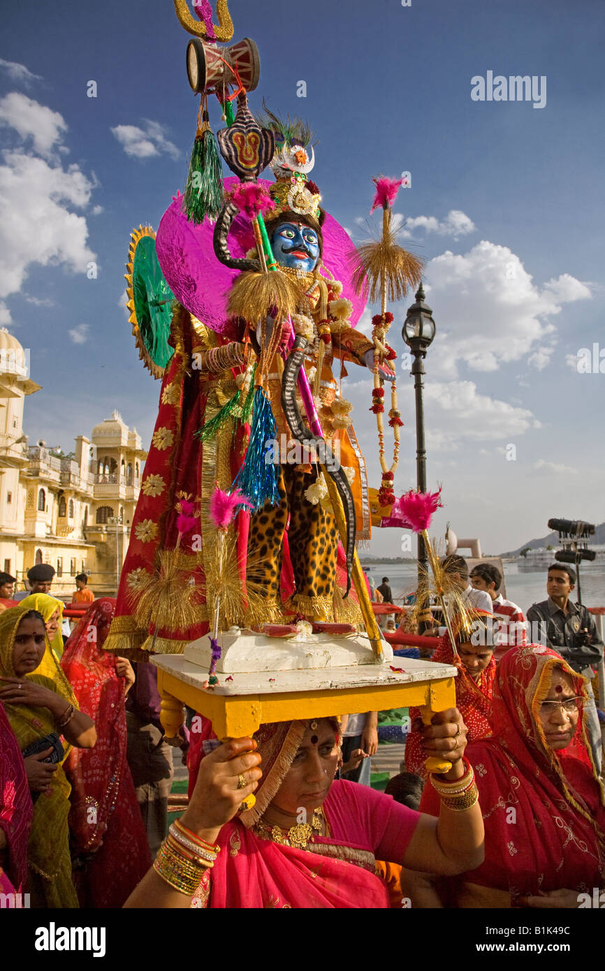 Les femmes du Rajasthan des effigies de Shiva et Parvati au FESTIVAL GANGUR ou MEWAR FESTIVAL À UDAIPUR RAJASTHAN INDE Banque D'Images