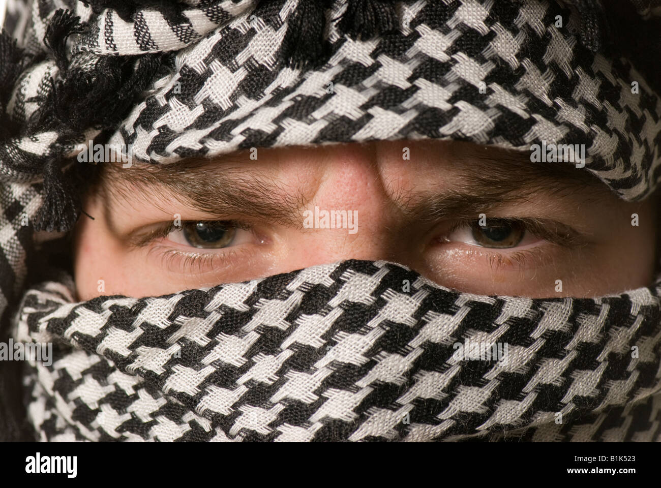Close up d'yeux en foulard shemagh Arabe Banque D'Images