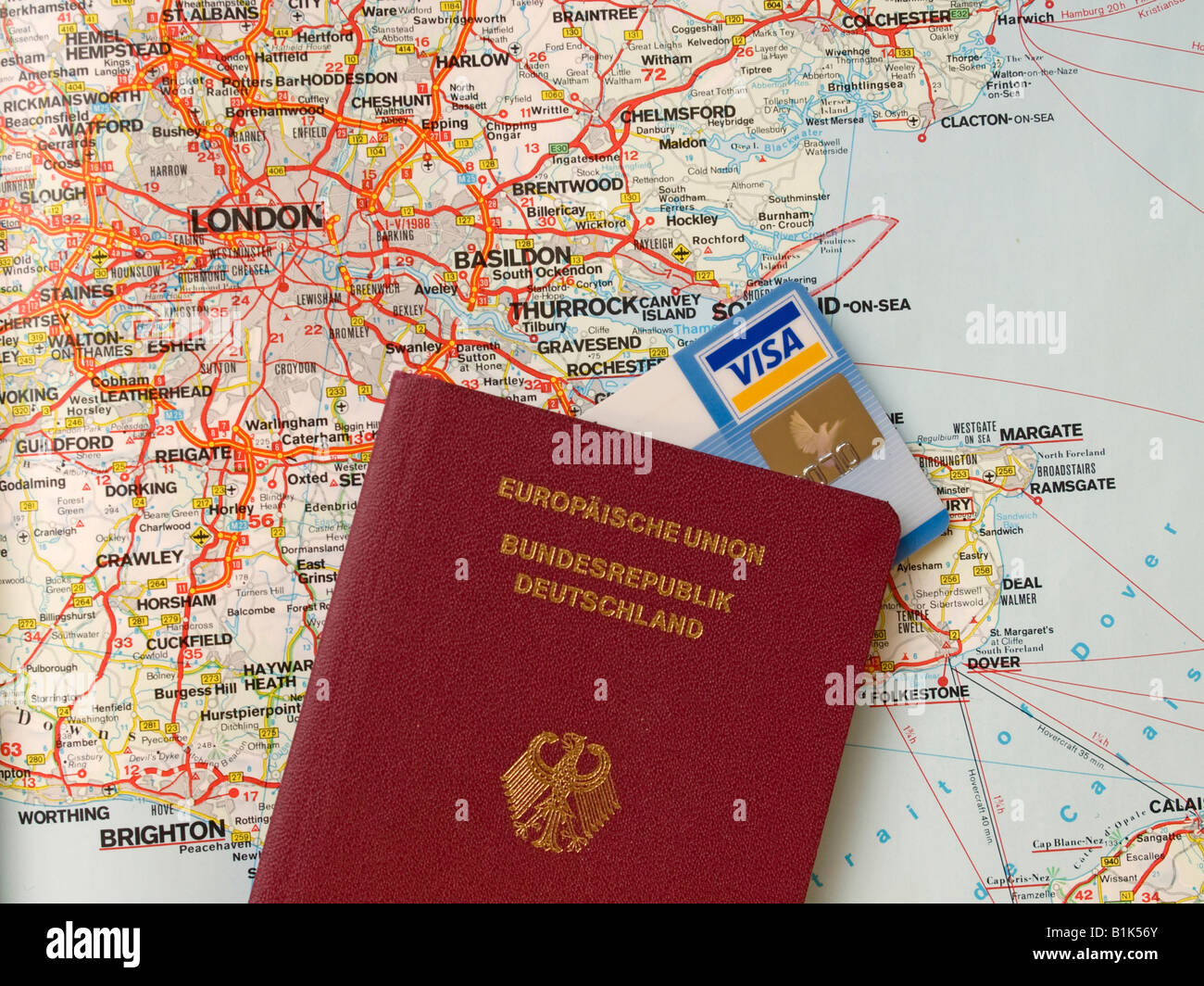 Voyage Passeport Carte Visa carte de crédit sur une carte de Londres Photo  Stock - Alamy