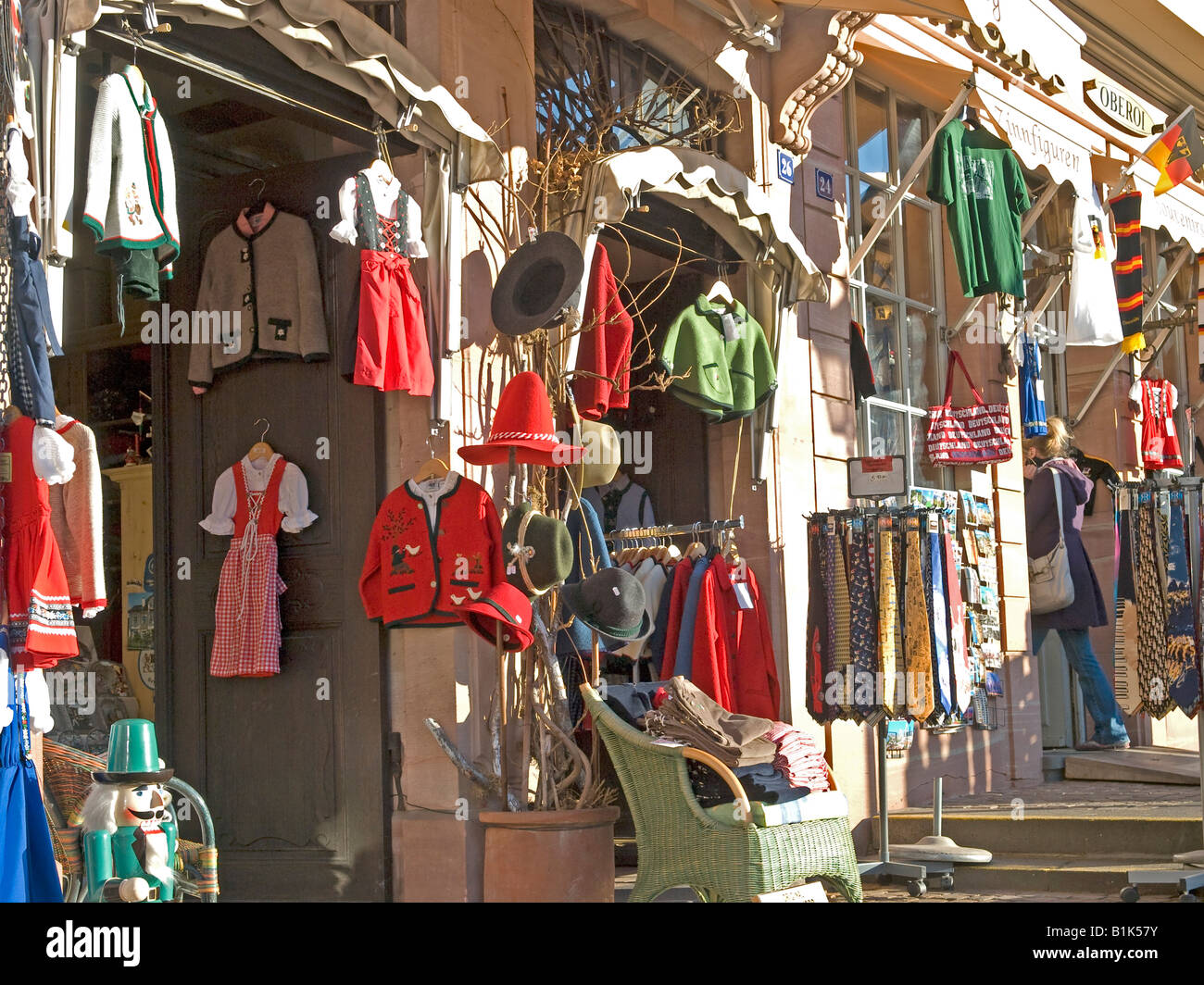 Boutique de souvenirs et de peintures pour les enfants vêtements de mode typiquement bavarois à vendre à Frankfurt am Main Allemagne Banque D'Images