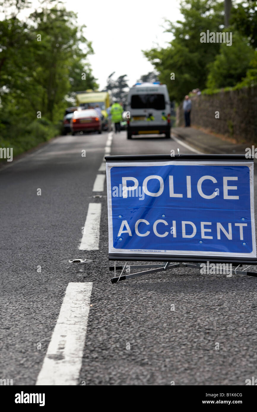 Enseigne temporaire accident de la police au milieu de la route sur les lieux d'un accident de la route le comté de Down en Irlande du Nord Banque D'Images