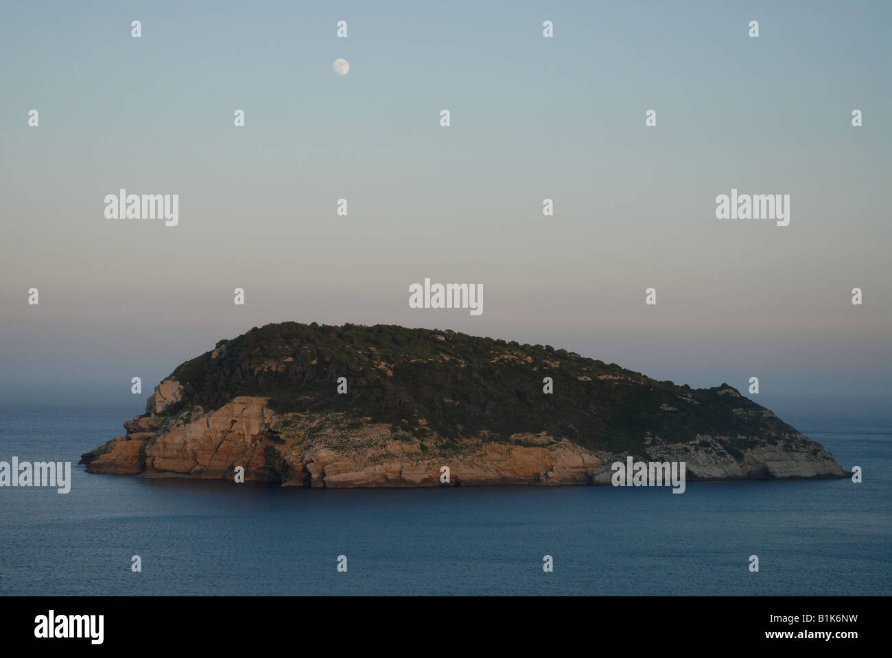 Vue depuis Cabo de San Martin de l'île de Portichol, Javea, Alicante Province, Comunidad Valenciana, Espagne Banque D'Images