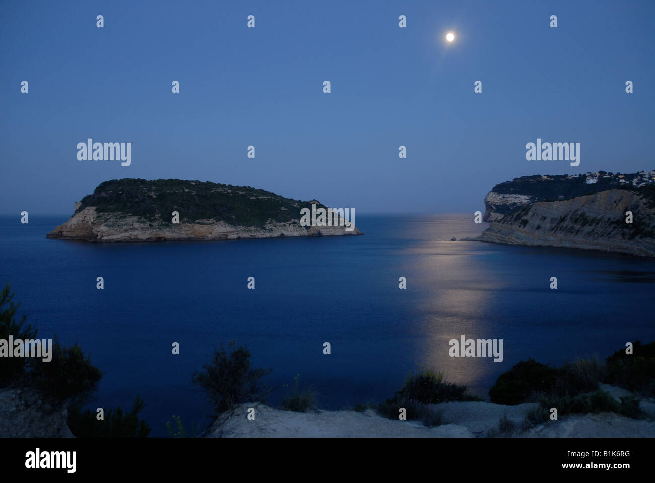Vue depuis Cabo de San Martin de l'île de Portichol et Cabo de la Nao, Javea, Alicante Province, Comunidad Valenciana, Espagne Banque D'Images