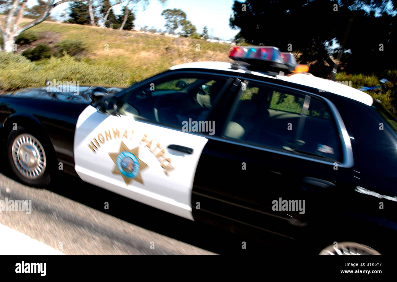 Voiture de patrouille routière sur autoroute, Californie Banque D'Images