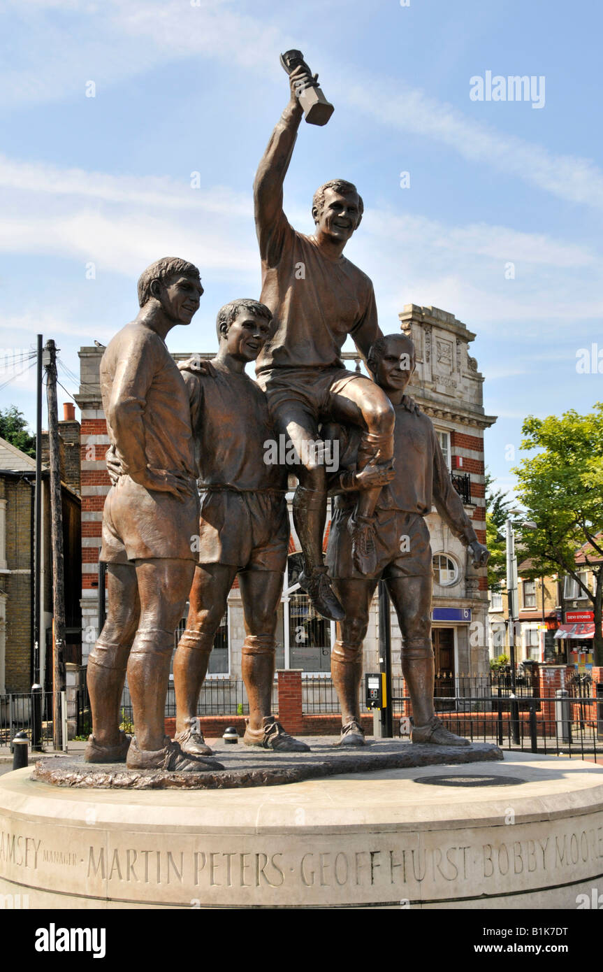 Sculpture de la Coupe du monde avec Bobby Moore avec le trophée de la Coupe du monde et certains de ses coéquipiers Banque D'Images