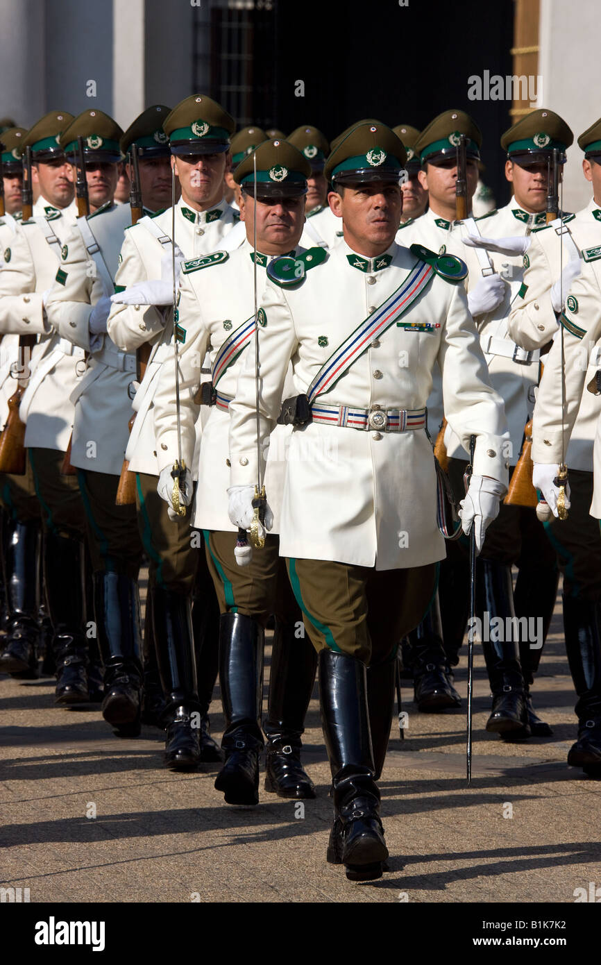 Les membres du corps des carabiniers du Chili relève de la garde au Palais présidentiel de la ville de Santiago au Chili Amérique du Sud Banque D'Images