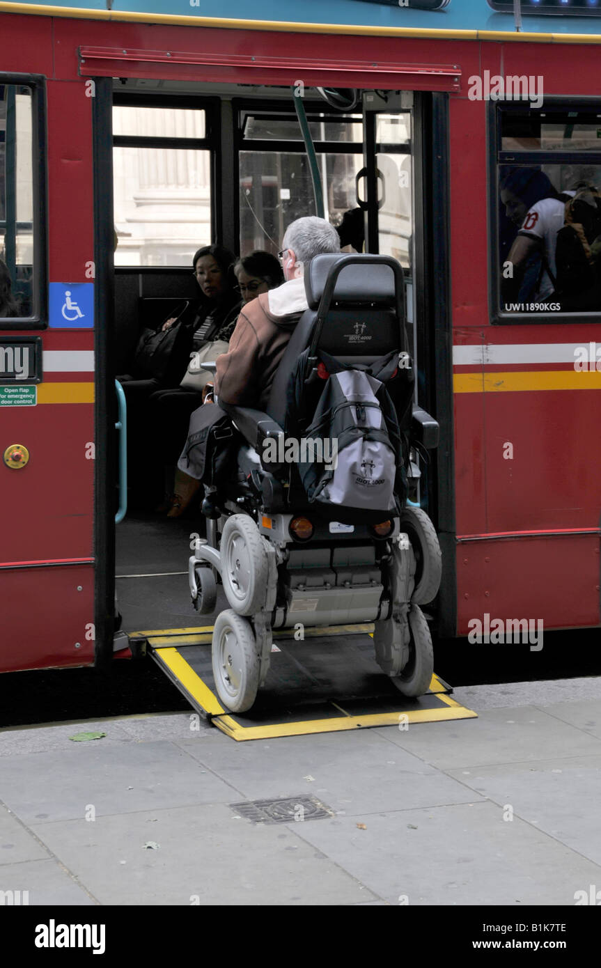 Vue arrière personne handicapée exploitant un gyroscope système de mobilité iBOT équilibré fauteuil roulant embarquant dans un bus en utilisant un trajet sur la rampe Londres Angleterre Royaume-Uni Banque D'Images