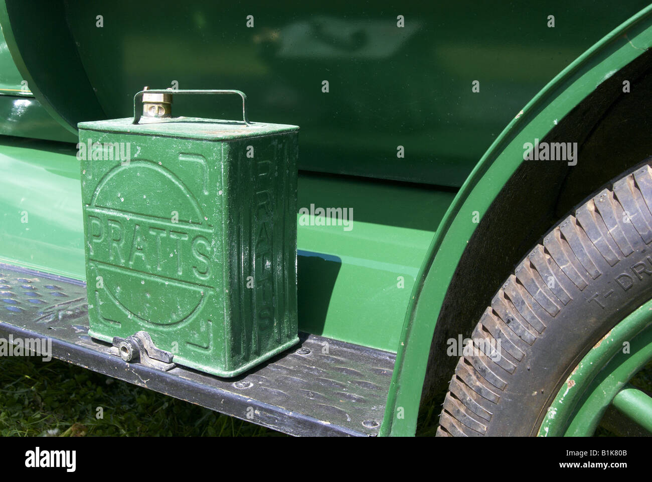 Pratts vert essence peut sur le fonctionnement conseil d'une Ford Modèle T van de 1918. Banque D'Images