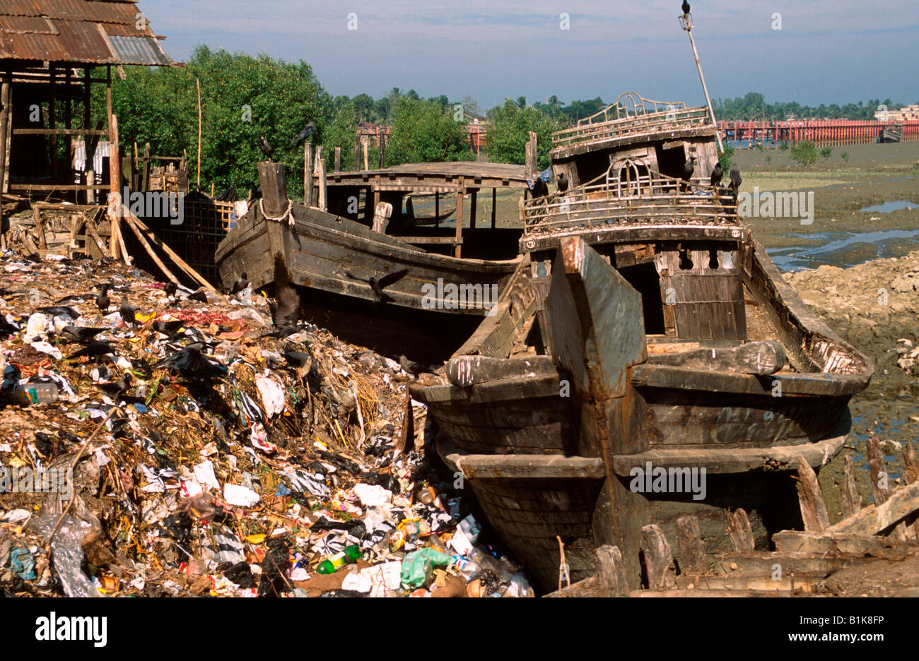 Les bateaux de pêche et désaffecté des piles d'ordures Cox s Bazar Bangladesh Banque D'Images