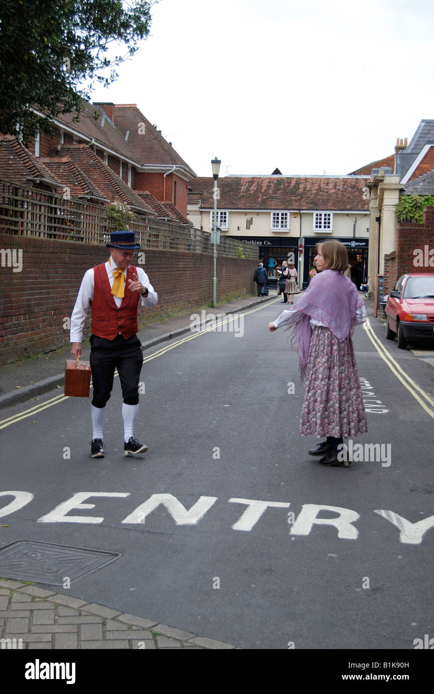 Des danseurs traditionnels anglais pratique d'une danse de routine dans une petite rue tranquille, avant de leur performance à la Winchester Mayfest Banque D'Images