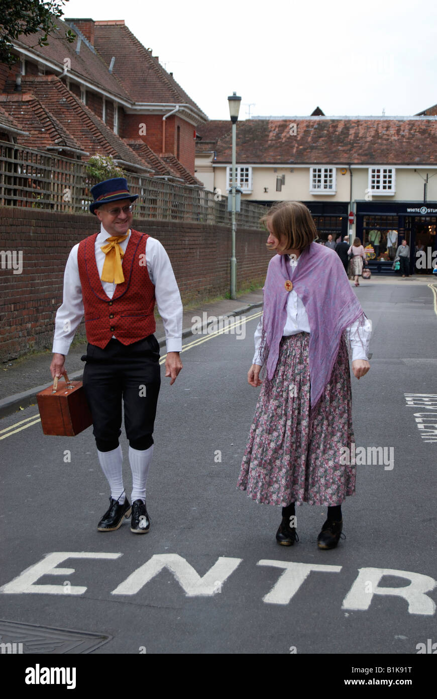 Des danseurs traditionnels anglais pratique d'une danse de routine dans une petite rue tranquille, avant de leur performance à la Winchester Mayfest Banque D'Images