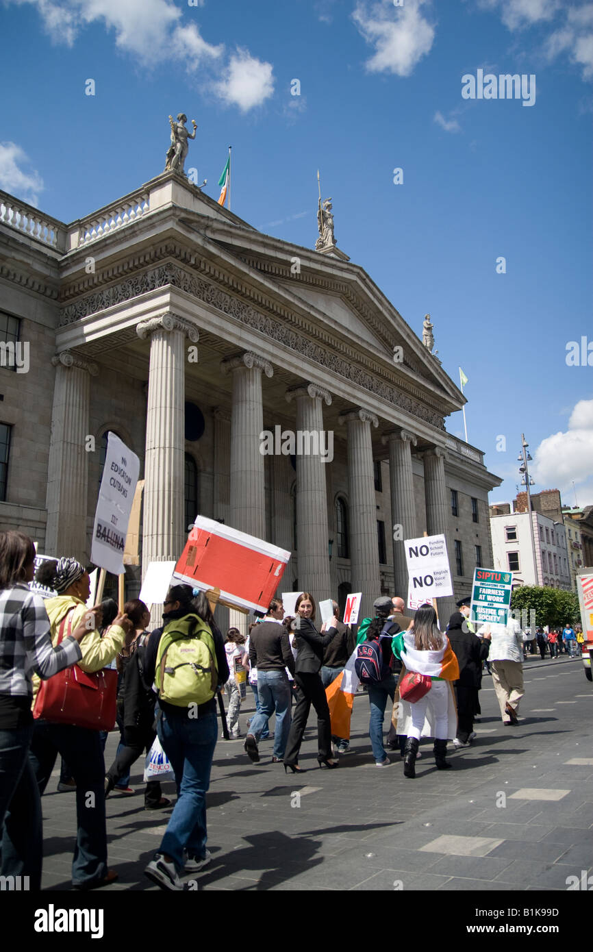 Passer par des manifestants le GPO dans le centre-ville de Dublin. Banque D'Images
