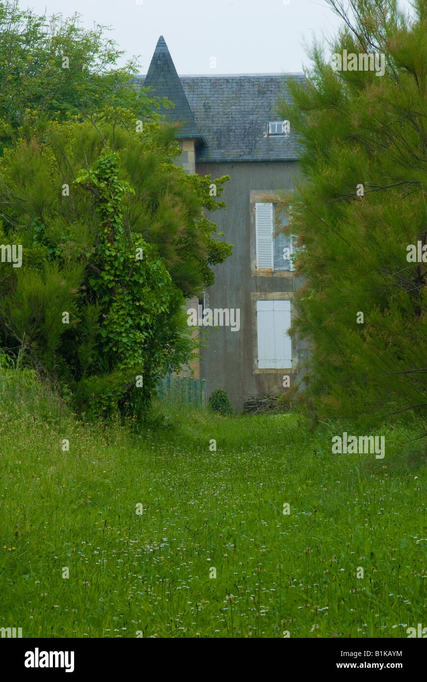 Une maison abandonnée en Normandie une petite tourelle comme un Chateau Banque D'Images