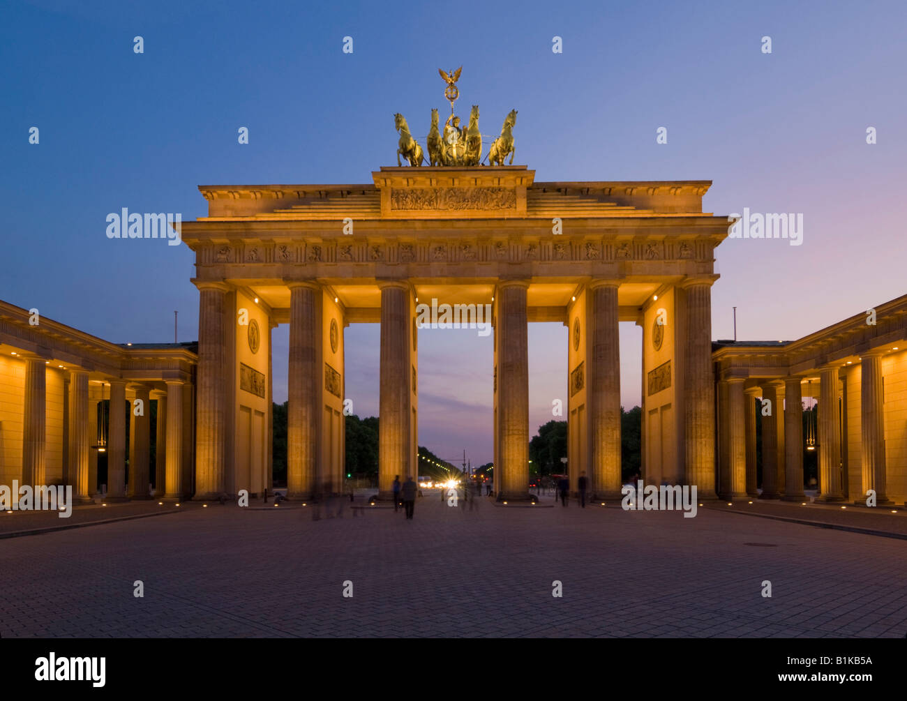 La porte de Brandebourg avec la victoire de Samothrace Quadriga statue sur la Pariser Platz nuit lumineux centre-ville de Berlin Allemagne Banque D'Images