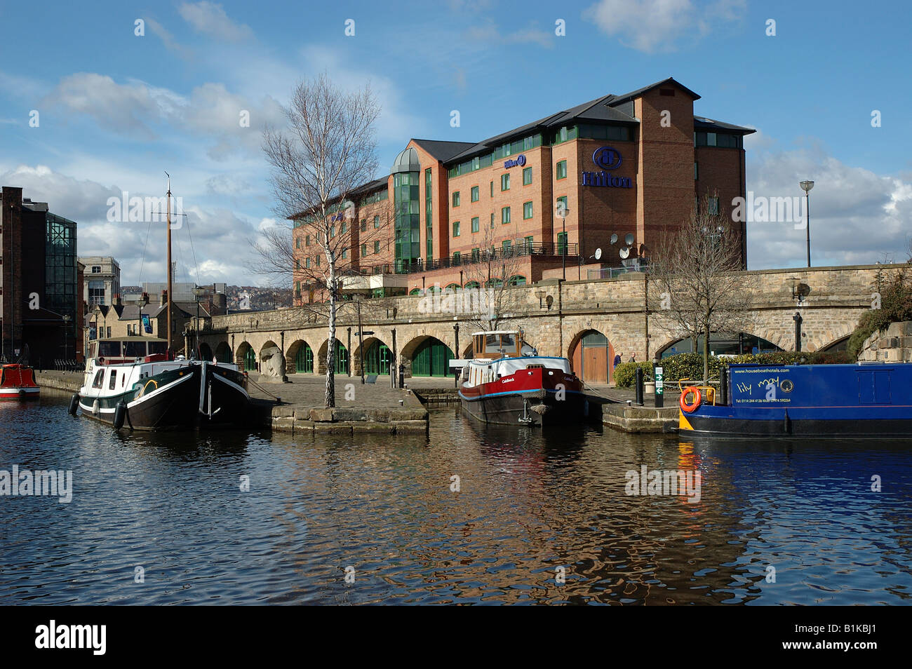 Victoria Quays bassin du Canal, Sheffield, Yorkshire du Sud. Hôtel Hilton. Bateaux Banque D'Images