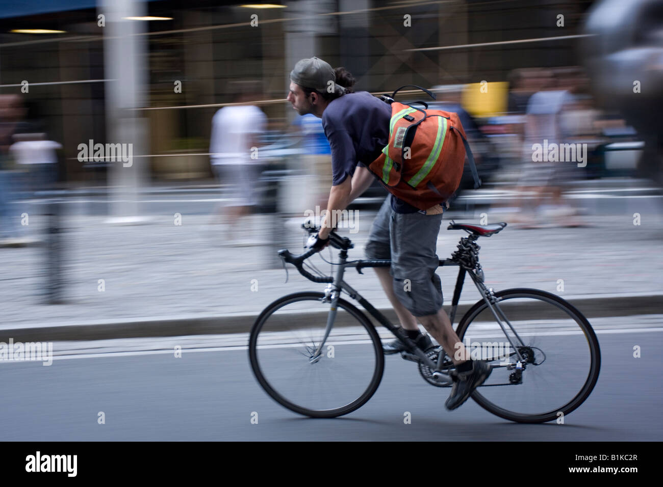 Un vélo croisières messenger grâce à Bowling Green à Manhattan, New York. Banque D'Images