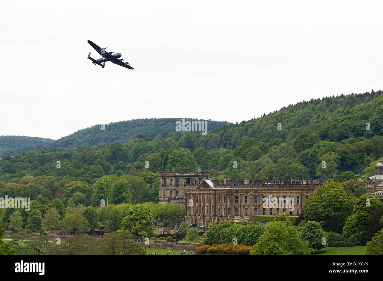 Un bombardier Lancaster RAF fait un passage aérien sur Chatsworth House accueil au duc de Devonshire Banque D'Images