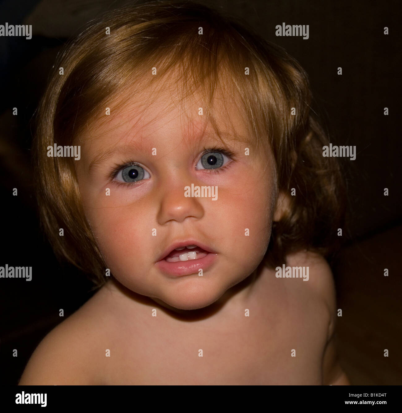 Belle, Blue Eyed, fille de bébé. 16 mois Banque D'Images