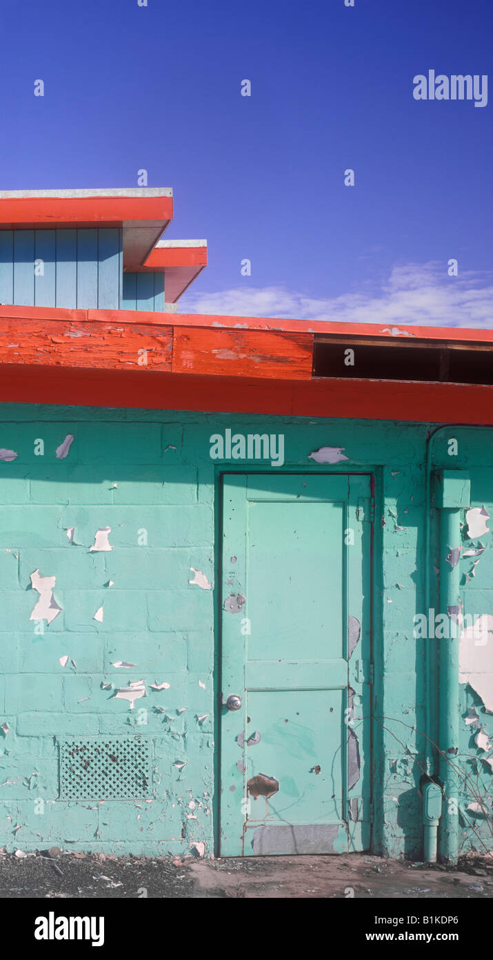 Ancienne porte de l'immeuble abandonné colorés avec de la Peinture Banque D'Images