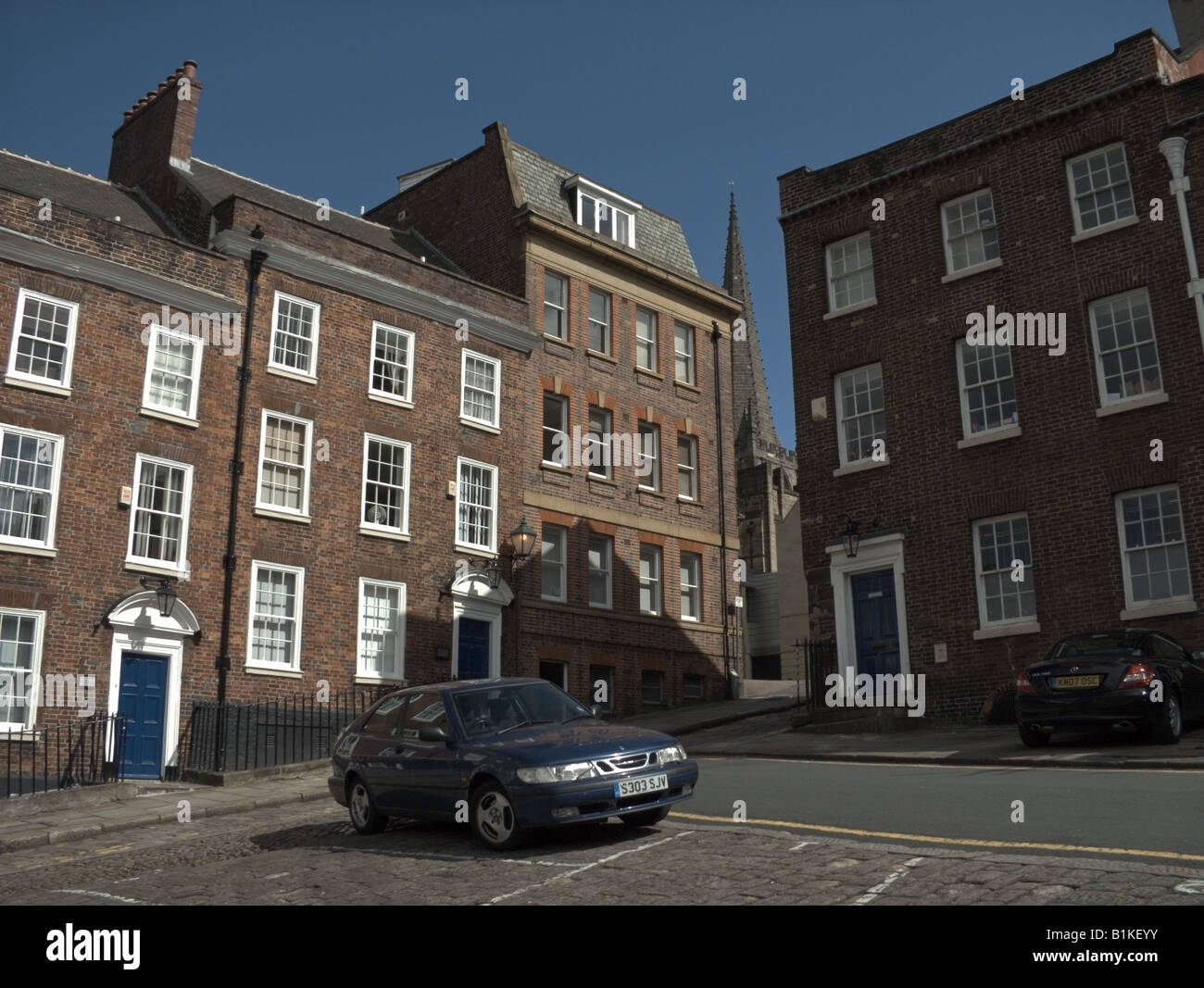 Bâtiments géorgiens à Paradise Square, au centre-ville de Sheffield, en Angleterre, où John Wesley prêchait en 1779, avec la flèche de la cathédrale en arrière-plan Banque D'Images Bâtiments géorgiens à Paradise Square, au centre-ville de Sheffield, en Angleterre, où John Wesley prêchait en 1779, avec la flèche de la cathédrale en arrière-plan Banque D'Images