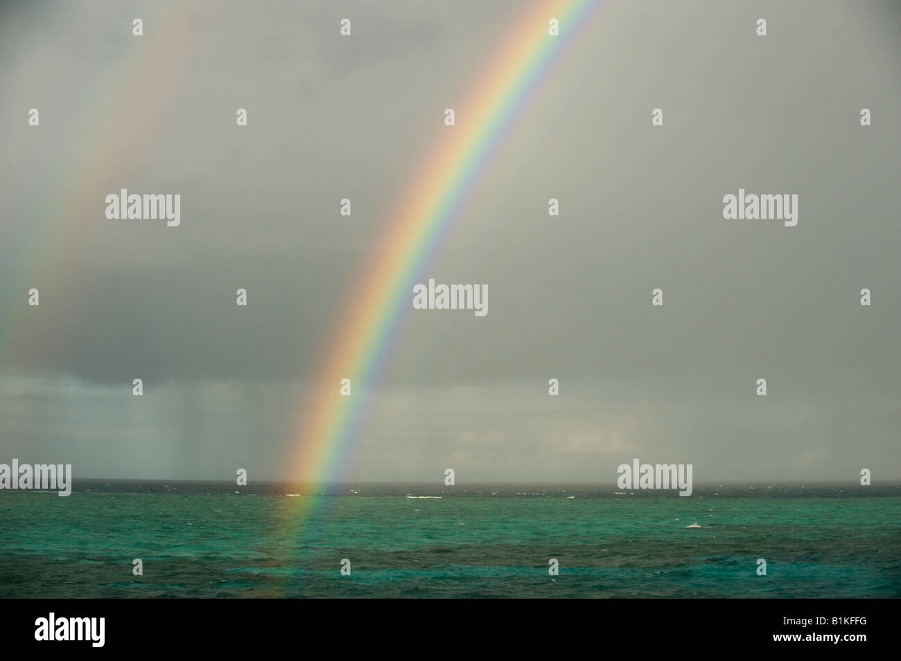 Arc-en-ciel sur la Grande Barrière de Corail, Queensland, Australie Banque D'Images