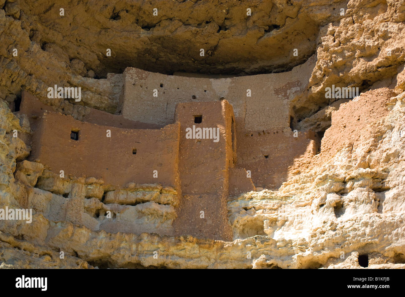 Cliff dwellings dans une falaise de calcaire à la Montezuma Castle National Monument près de Campe Verde Arizona Banque D'Images