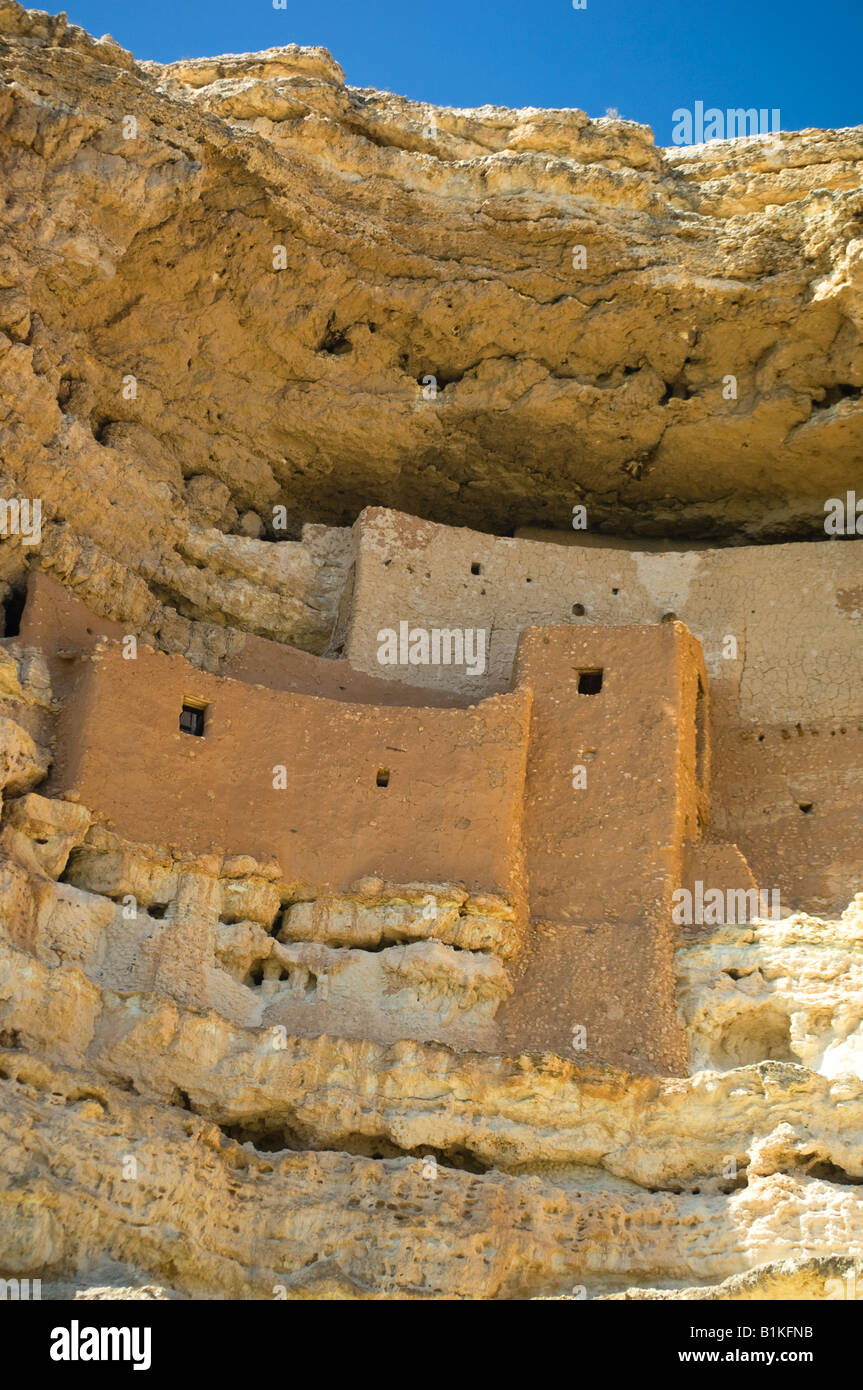 Cliff dwellings dans une falaise de calcaire à la Montezuma Castle National Monument près de Campe Verde Arizona Banque D'Images