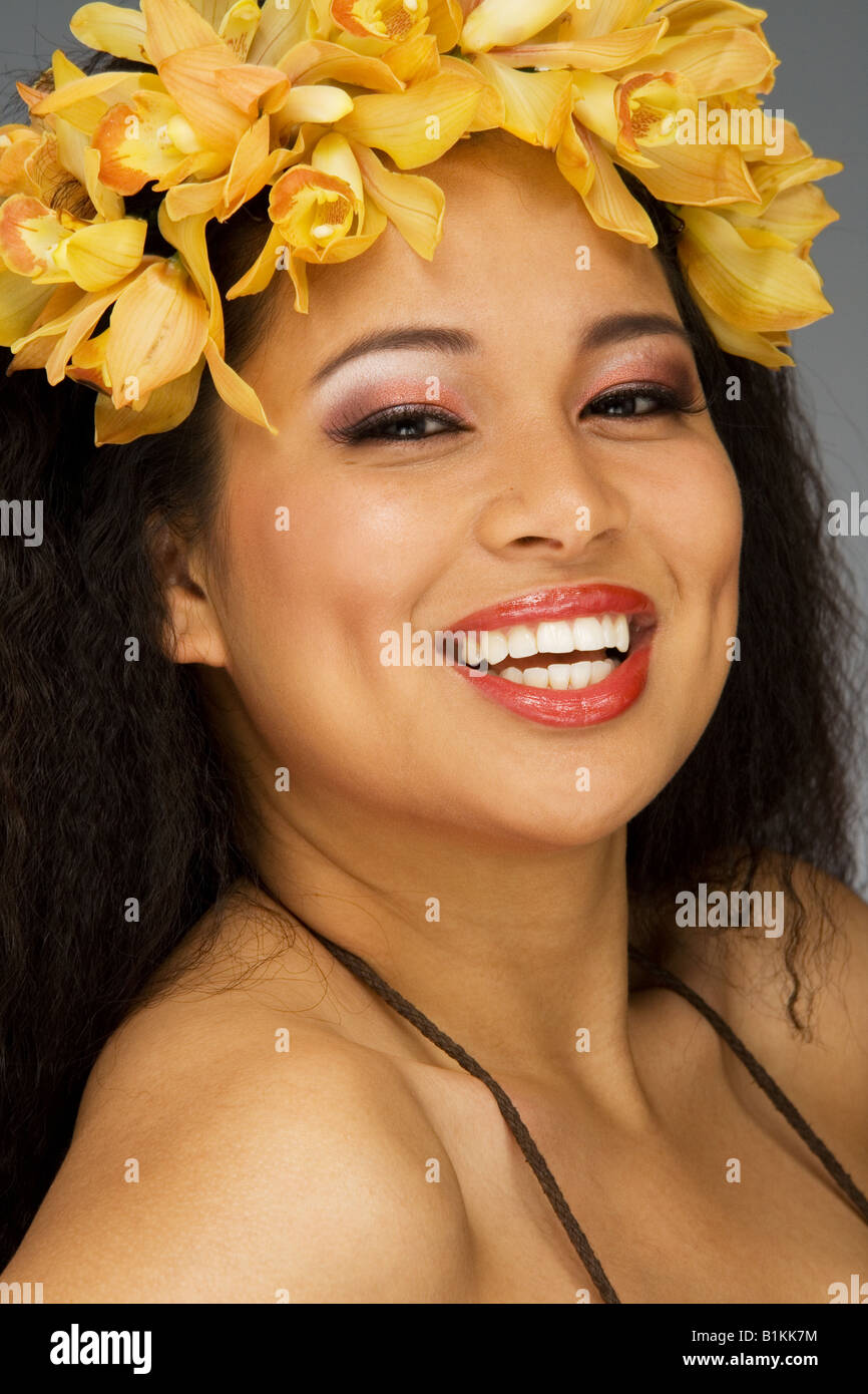 Jeune femme ethnique en tahitien robe capitule. Banque D'Images