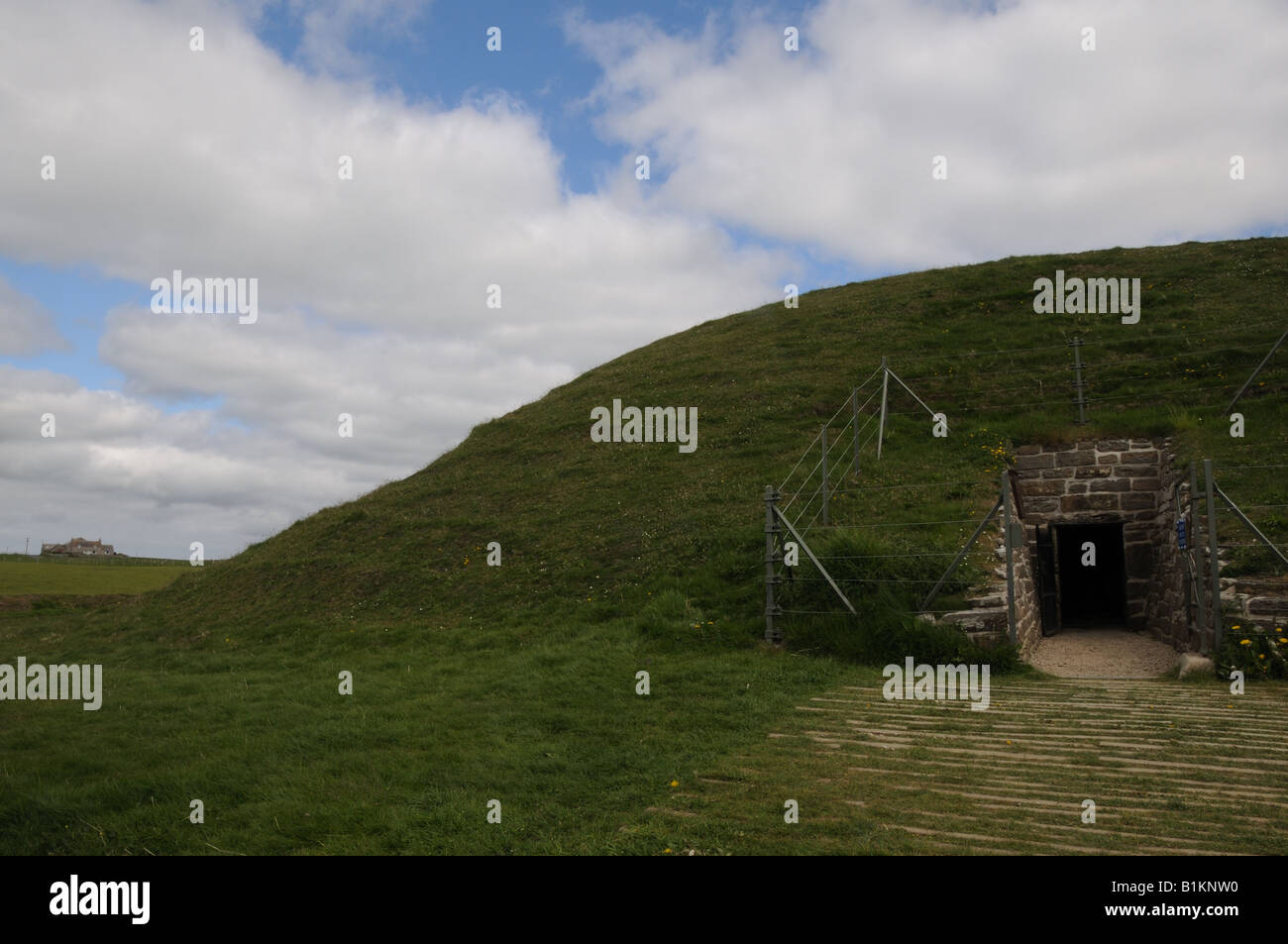 L'entrée du tumulus néolithique à Maeshowe aux Orcades, en Écosse. Banque D'Images
