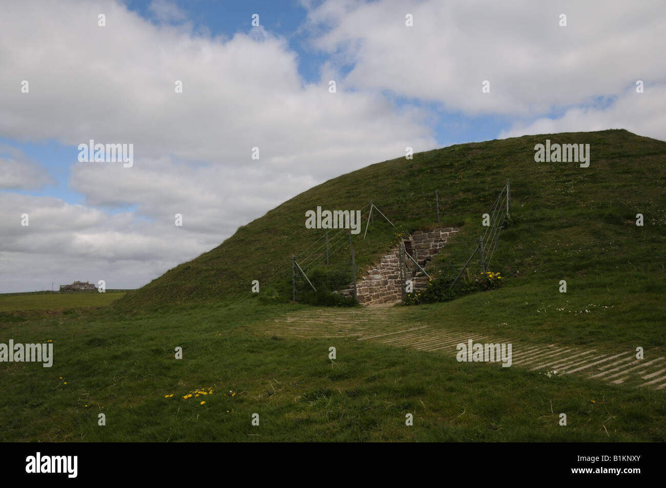 Le tumulus funéraire Maeshowe dans Orkney est autour de 5 000 ans. Banque D'Images