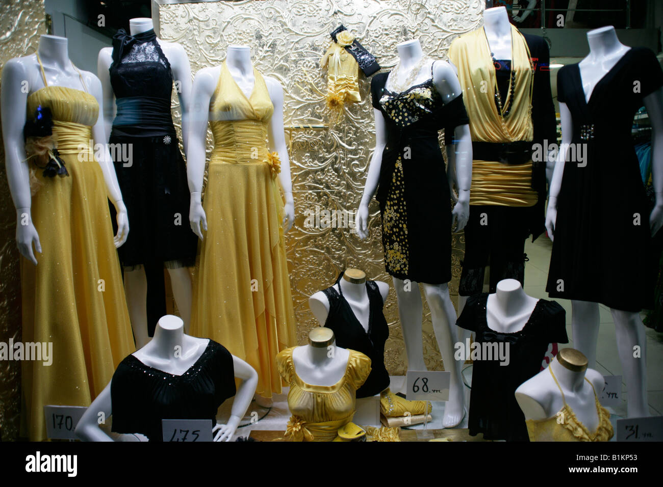 Robes sur l'affichage dans la fenêtre d'une boutique sur Istiklal Caddesi,  Istanbul, Turquie Photo Stock - Alamy