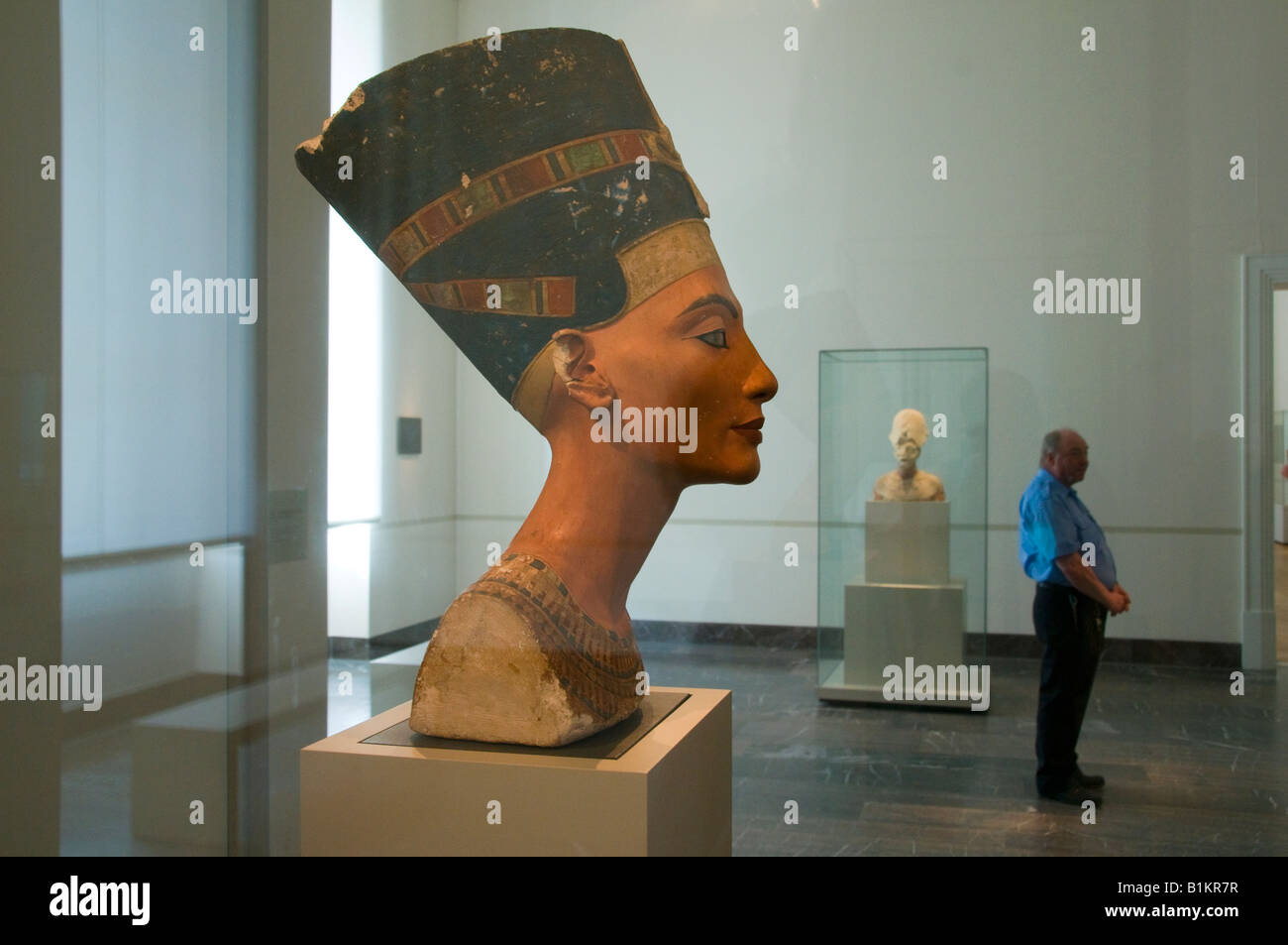 Buste de Néfertiti une partie de l'ancienne collection égyptienne affiche dans Altes Museum Berlin Allemagne Banque D'Images