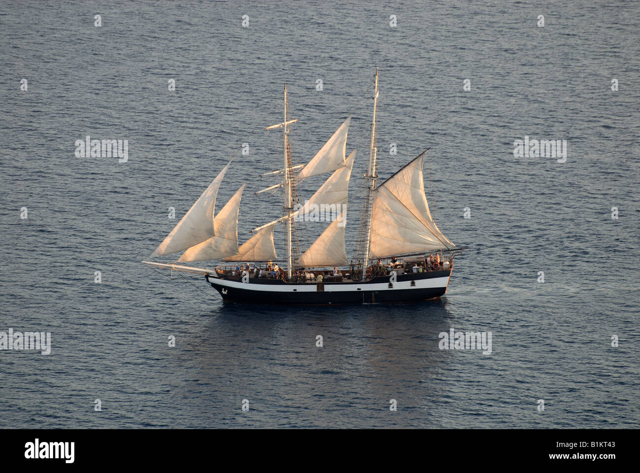 Bateau à voile en mer Egée près de Santorin, Grèce Banque D'Images