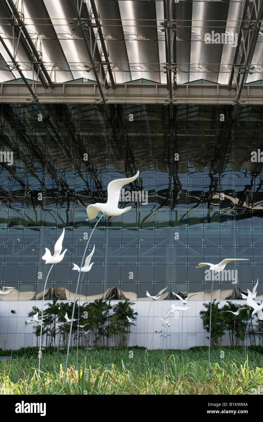 Les oiseaux en plein vol - une installation artistique à l'extérieur dans le parc l'Aéroport International Suvarnabhumi de Bangkok, Thaïlande Banque D'Images