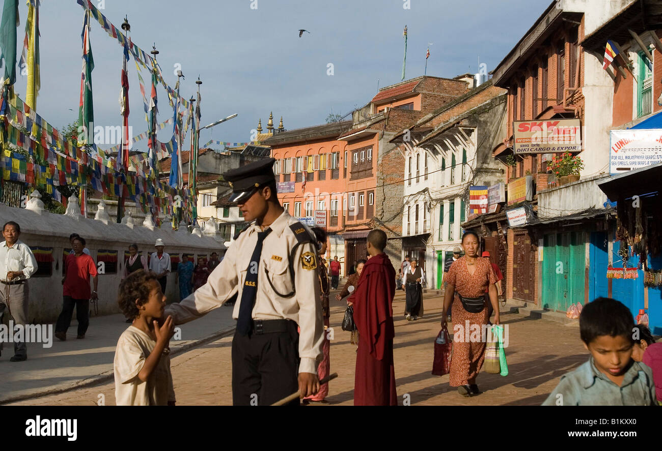 Scène de rue à la stupa de Boudhanath, Katmandou, Népal Banque D'Images