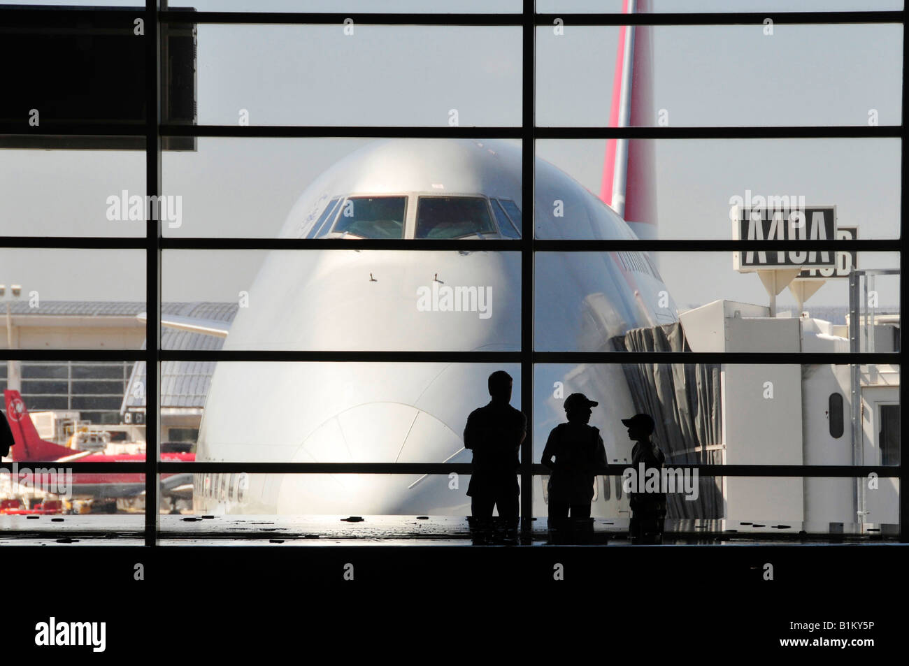 Boeing 747 jumbo jet à la porte de l'Aéroport International de la région métropolitaine de Detroit au Michigan Banque D'Images