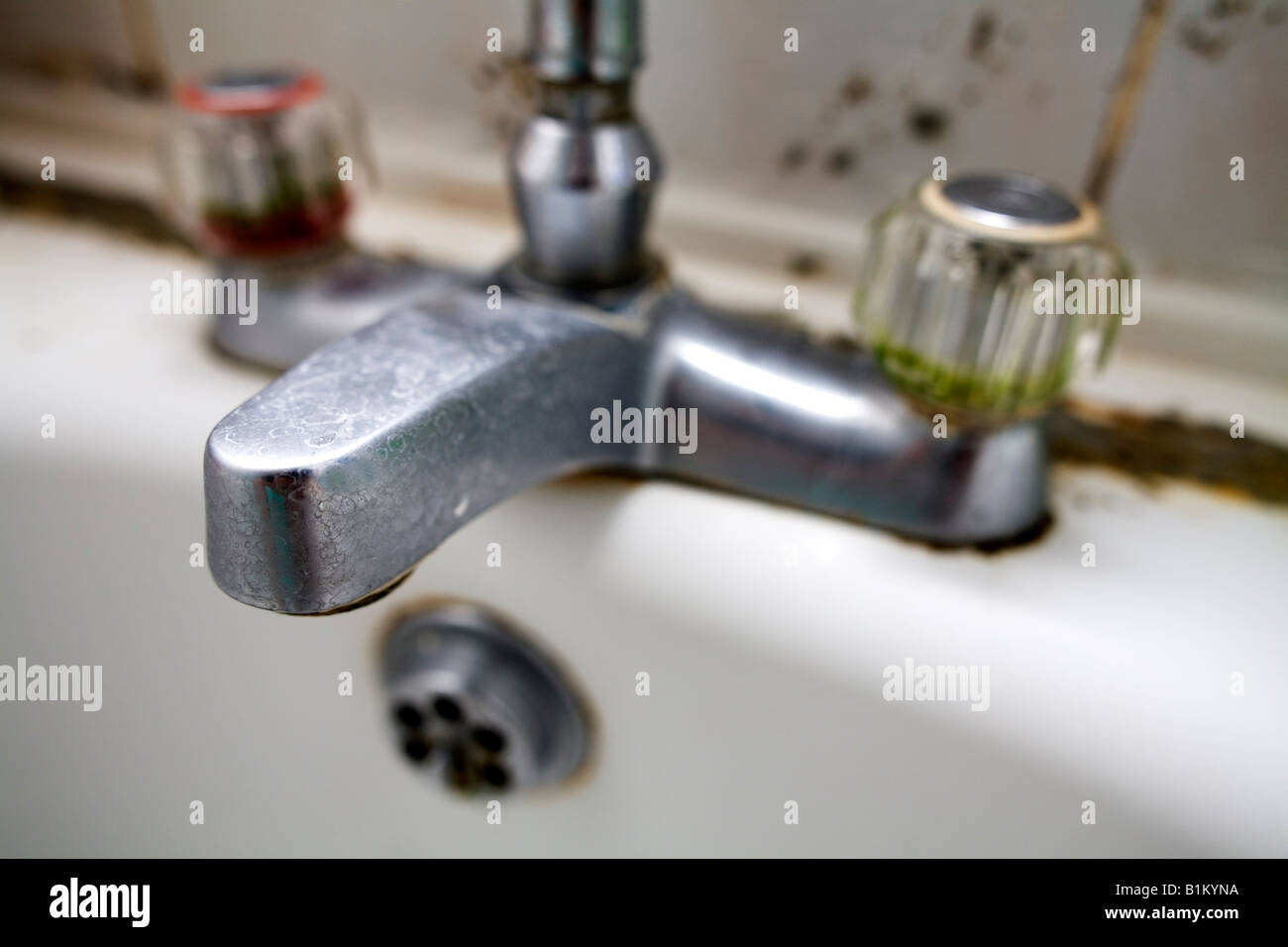 Une sale et moisi baignoire et douche robinet Photo Stock - Alamy