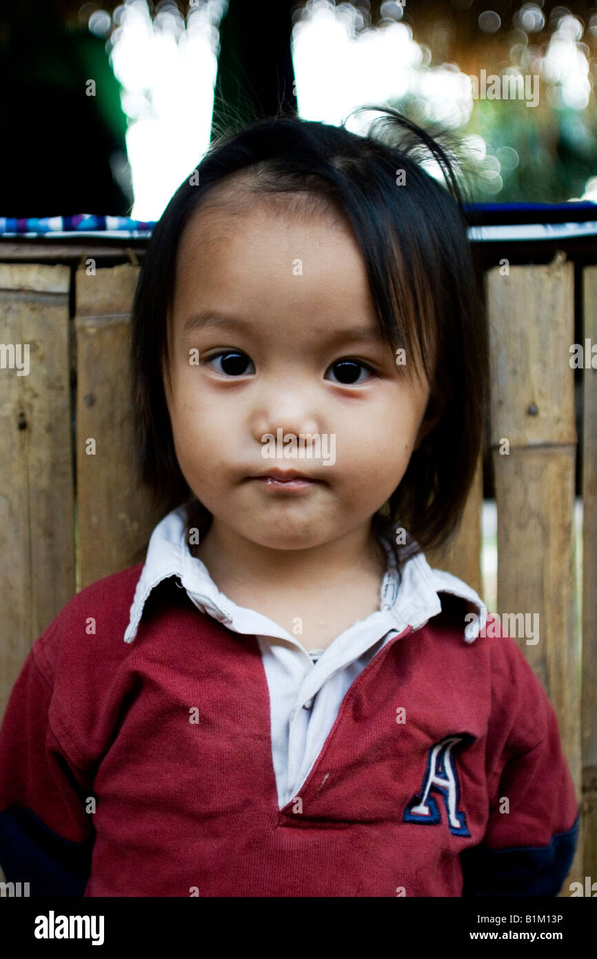 Une petite fille portant un maillot de rugby de la tribu Akha dans le nord  de la Thaïlande Photo Stock - Alamy