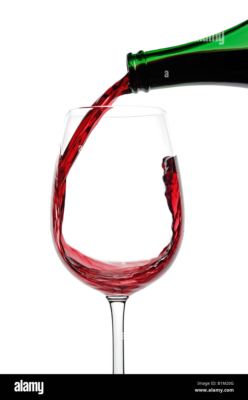 Le vin rouge est versé dans un verre Close Up Banque D'Images